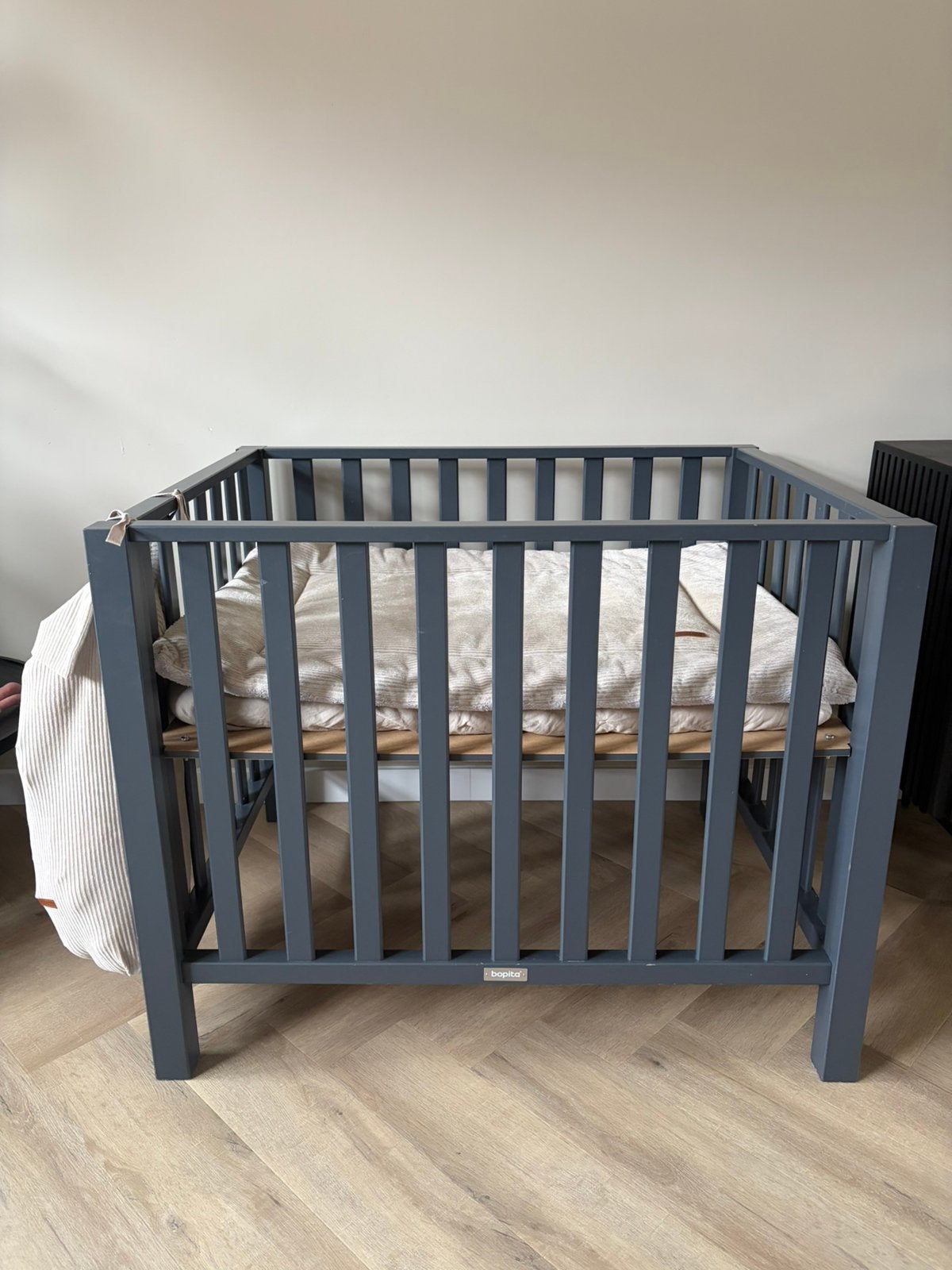 Bopita Brent Box antraciet + matras + boxkleed + boxzak, Kinderen en Baby's, Boxen, Ophalen, Zo goed als nieuw, Boxkleed