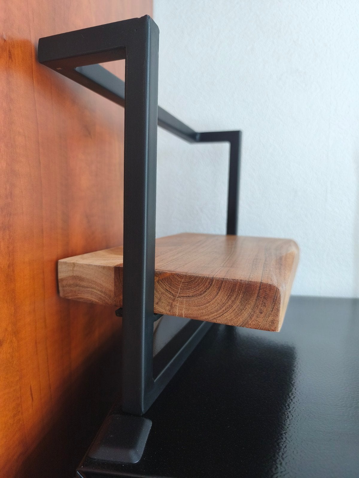 Te koop, zgan mango-houten wandplank, zwart metalen frame., Ophalen, Zo goed als nieuw
