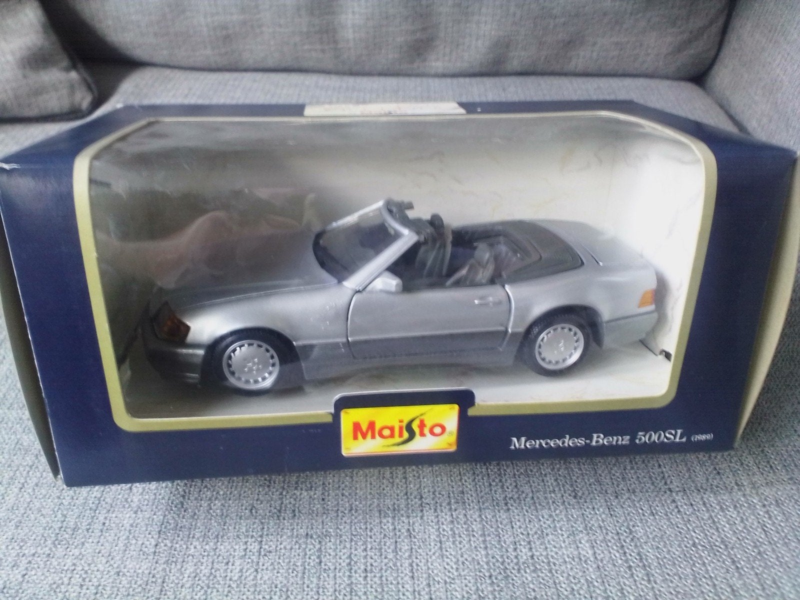 Mercedes Benz 500 sl zilver 1989 1/24 maisto, Ophalen, Nieuw, Auto, Maisto