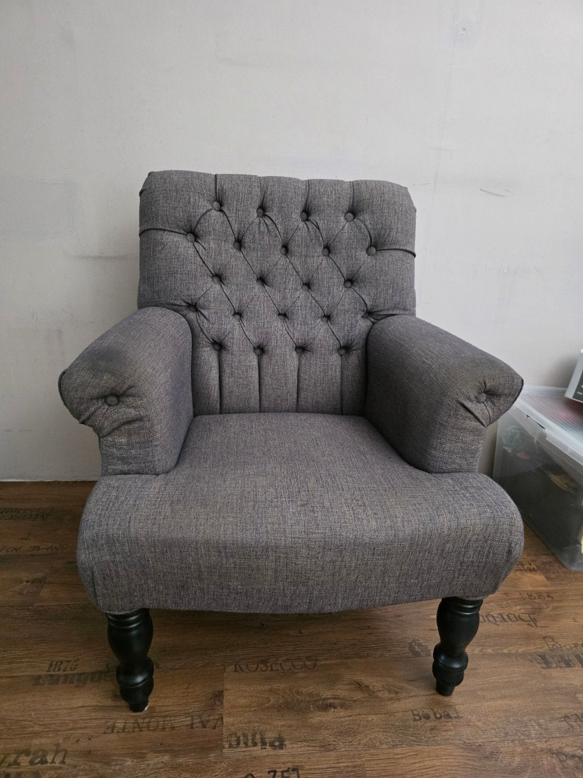 Grijze fauteuil met knopen - Comfortabele landelijke stoel, Ophalen, Gebruikt, Stof, Klassiek, Chesterfield-stijl