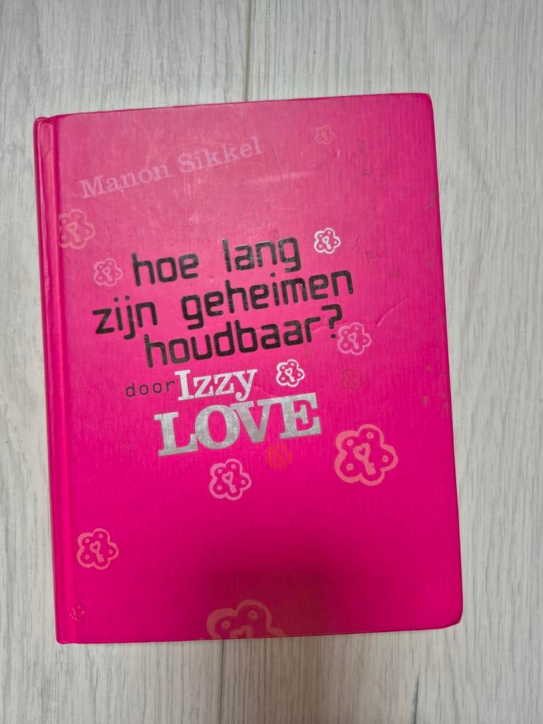 Hoe lang zijn geheimen houdbaar? door Izzy Love, Gelezen, Manon Sikkel, Ophalen of Verzenden, Fictie