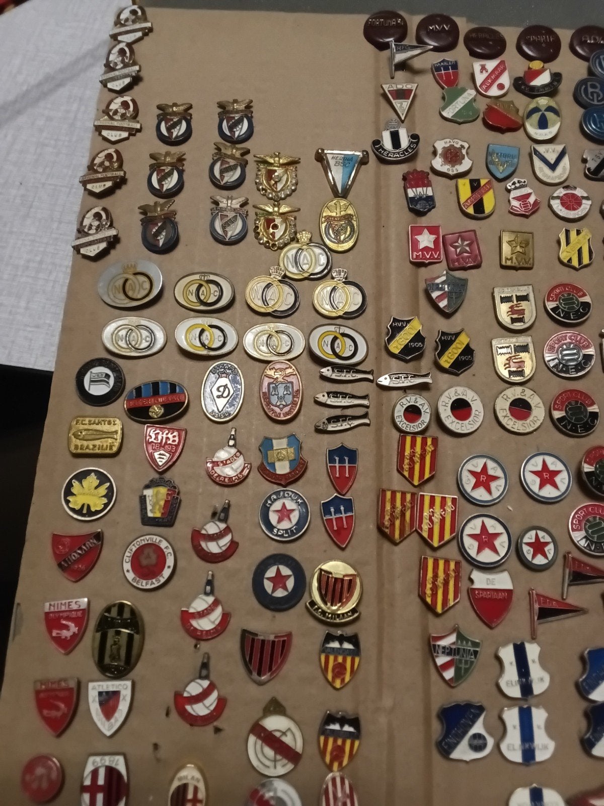 Diverse speldjes van voetbalclubs uit binnen en buitenland, Ophalen of Verzenden, Overige onderwerpen