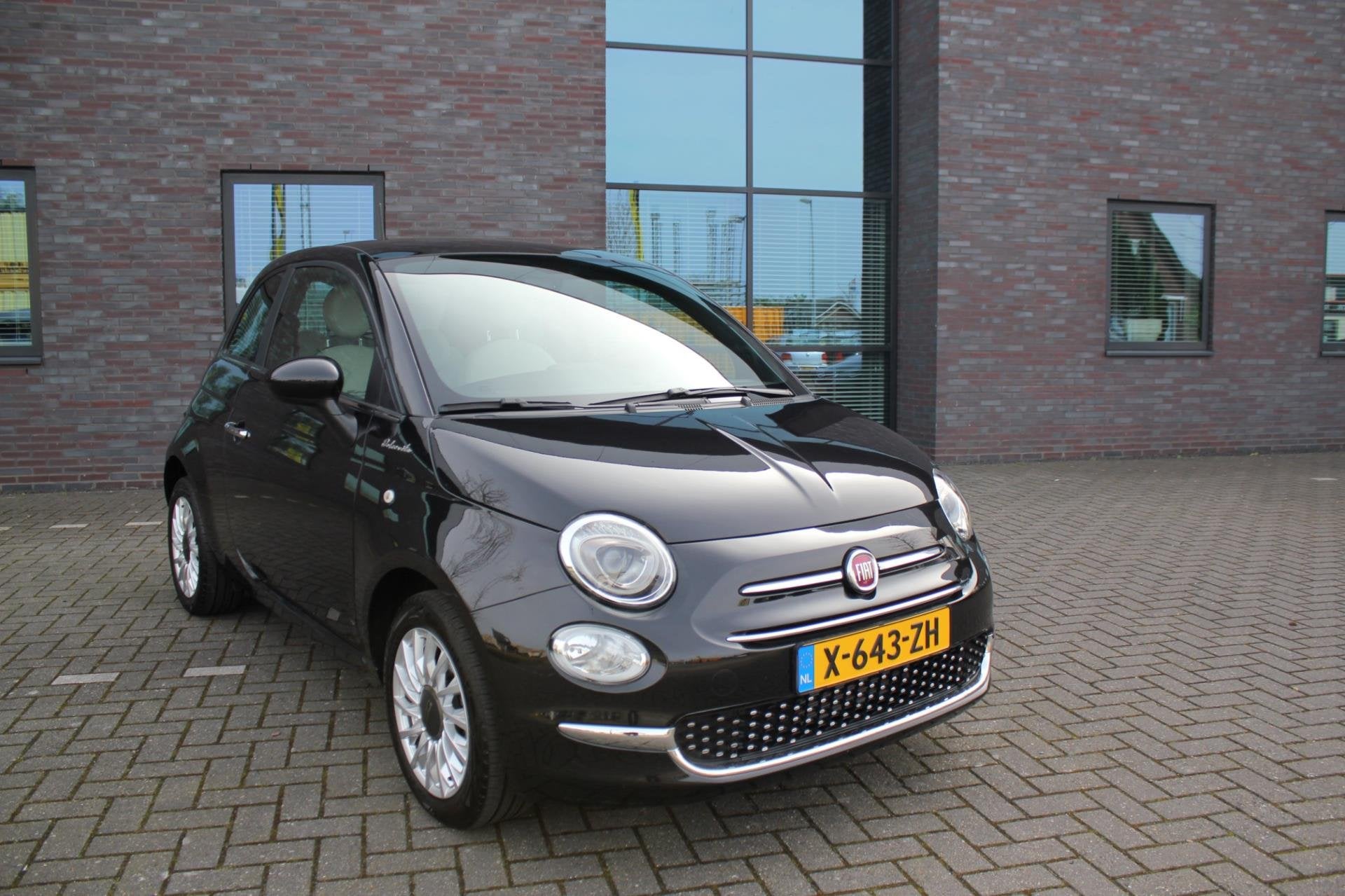 Fiat 500 1.0 Hybrid Dolcevita, Voorwielaandrijving, Euro 6, 4 stoelen, Zwart