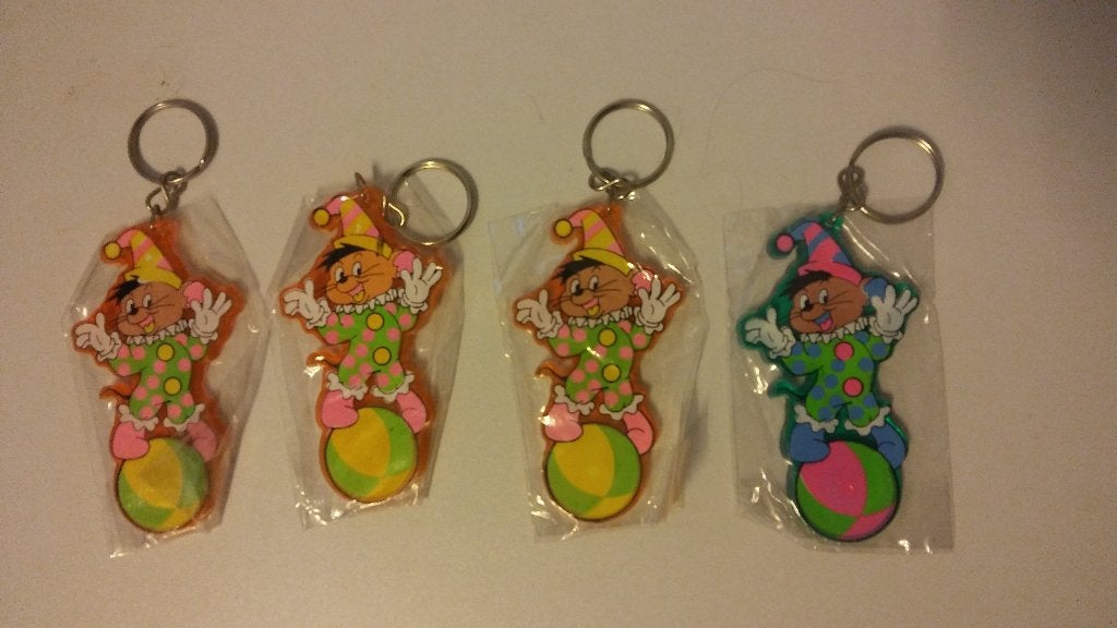 Tom en Jerry muis op bal strip sleutelhanger plastic vintage, Verzenden, Overige figuren, Gebruikt, Beeldje of Figuurtje