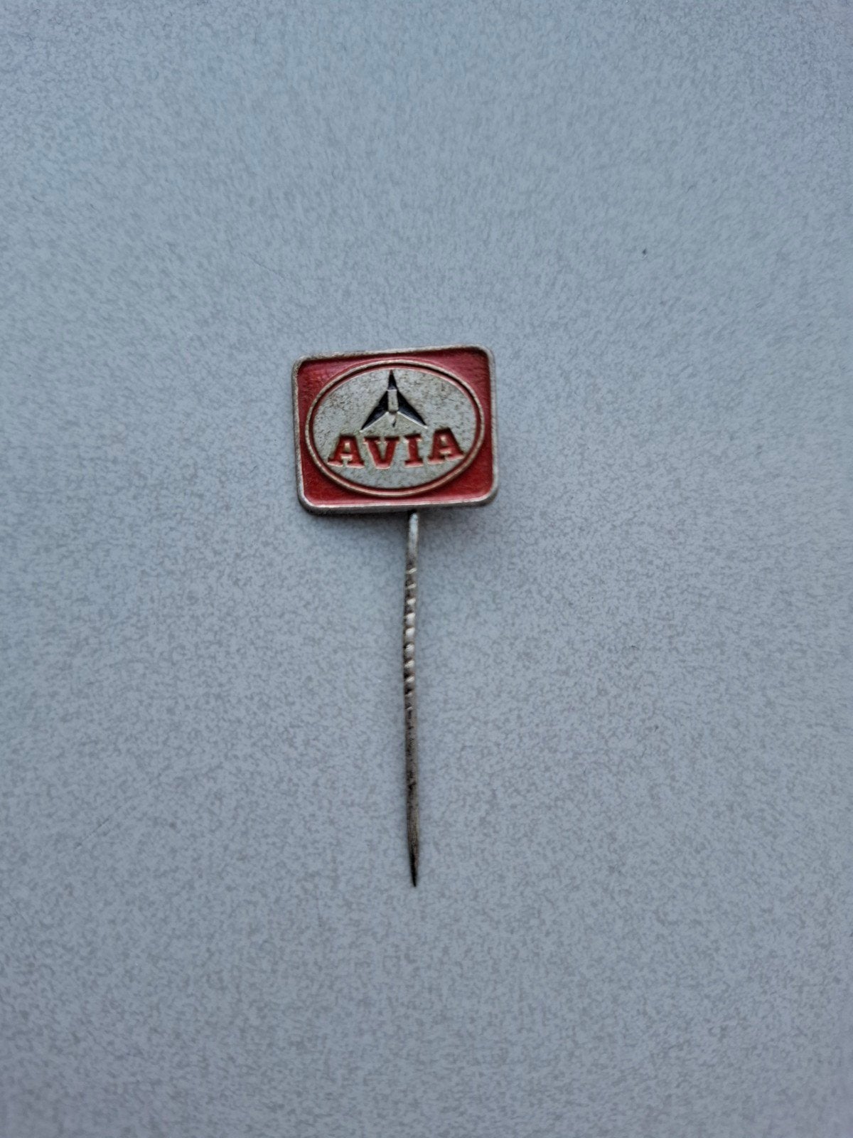 Vintage speldje prikker pin steekspeld AVIA, Verzamelen, Ophalen of Verzenden