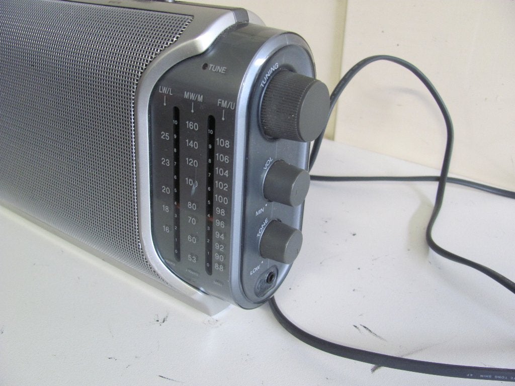 SONY 3 bands fm/mw/lw 3band radio icf-704l, Audio, Tv en Foto, Radio's, Ophalen of Verzenden, Zo goed als nieuw, Radio