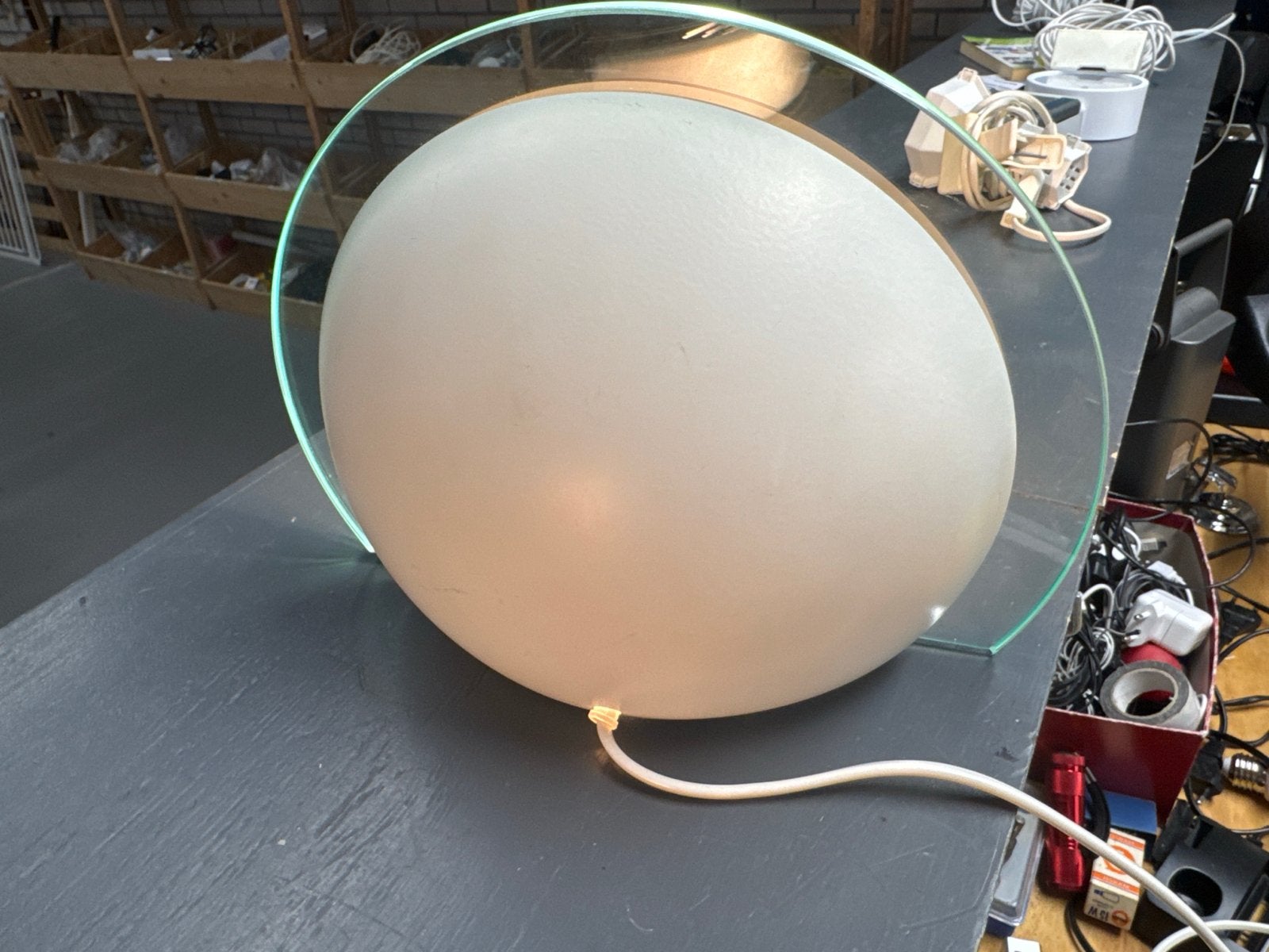 Postmoderne Halogeen Tafellamp - Glas & Wit Metaal - ReK4, Huis en Inrichting, Lampen | Overige, Wit, Gebruikt, Ophalen of Verzenden