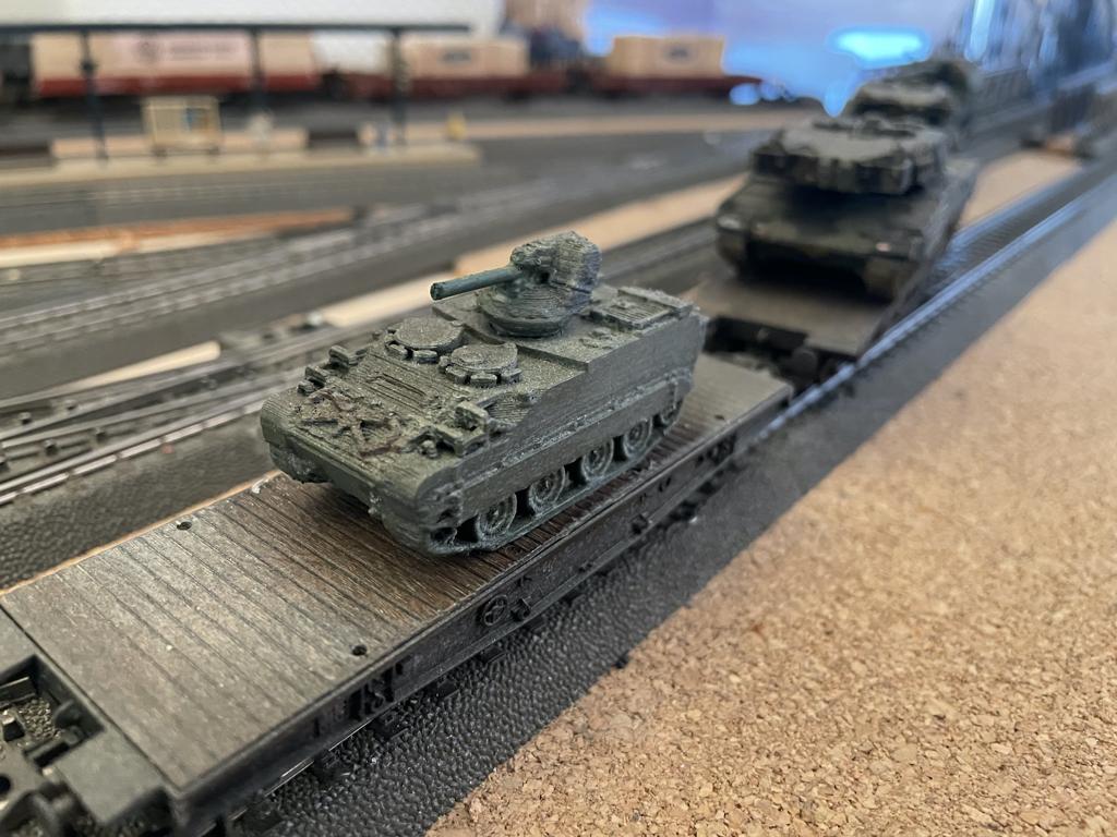 1x M113 & 2 x Leopard 2 KL op Roco zwaarlastwagons DB, Hobby en Vrije tijd, Gelijkstroom, Verzenden, Wagon, Zo goed als nieuw