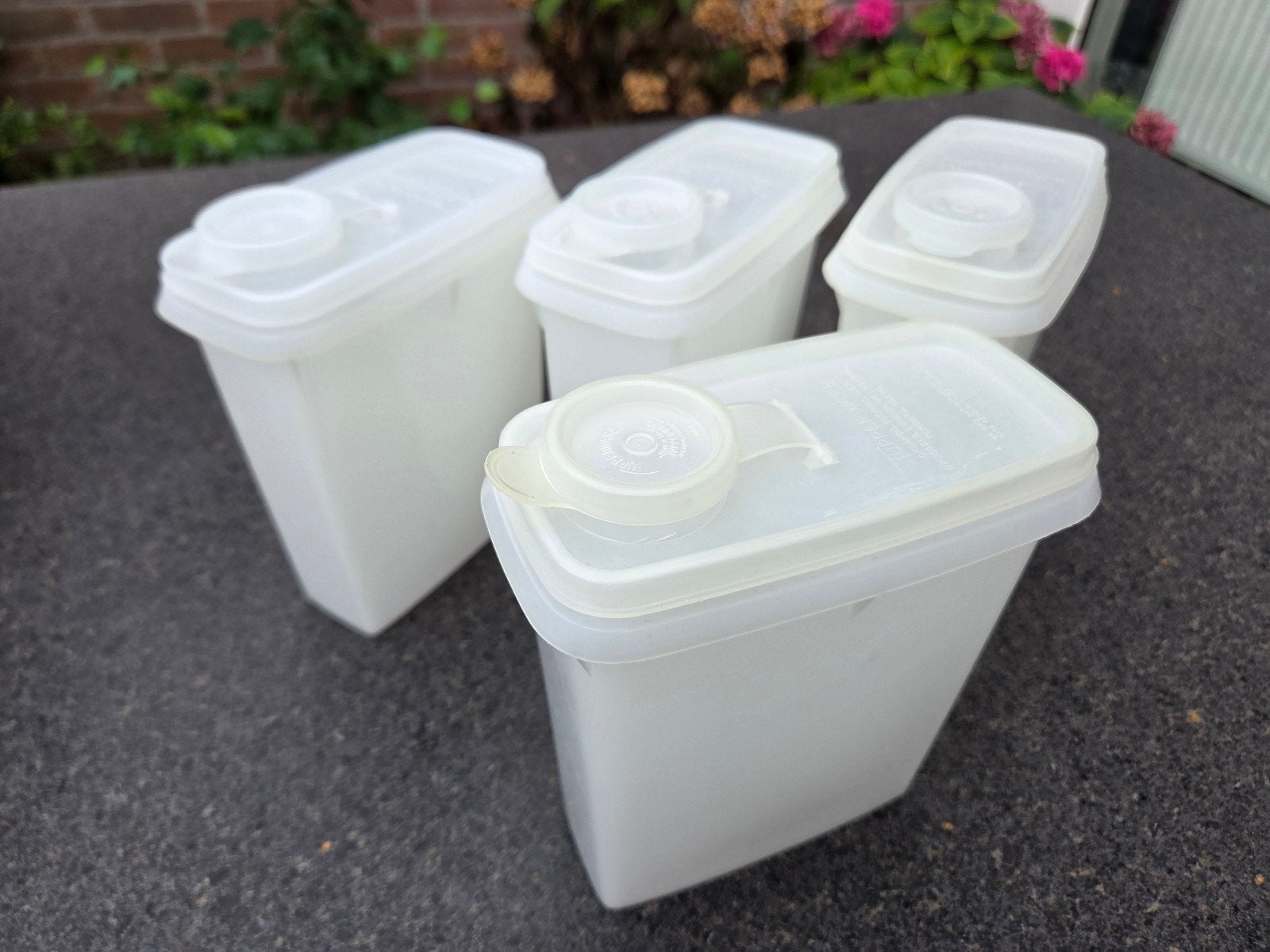 Set van 4 Tupperware bussen met tuit/dop, 15 cm hoog, Gebruikt, Met deksel, Wit, Ophalen of Verzenden