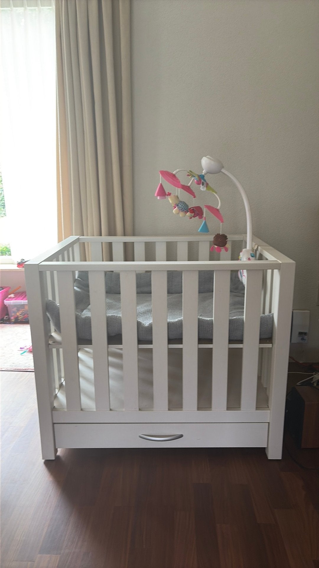 Witte box met lade - gebruikt sporen. + muziek mobile, Kinderen en Baby's, Ophalen, Gebruikt, Minder dan 140 cm, Minder dan 70 cm
