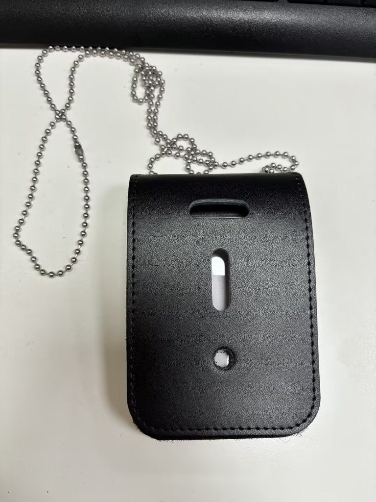 Universele nekchain badgehouder, Verzamelen, Militaria | Algemeen, Ophalen of Verzenden, Overige soorten, Nederland, Embleem of Badge