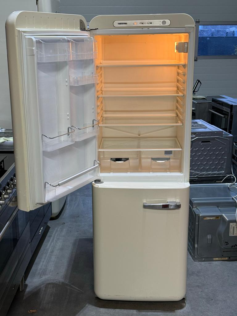 Smeg Koelkast met Vriezer - Crème Retro Design, 200 liter of meer, 60 cm of meer, Met aparte vriezer, Zo goed als nieuw