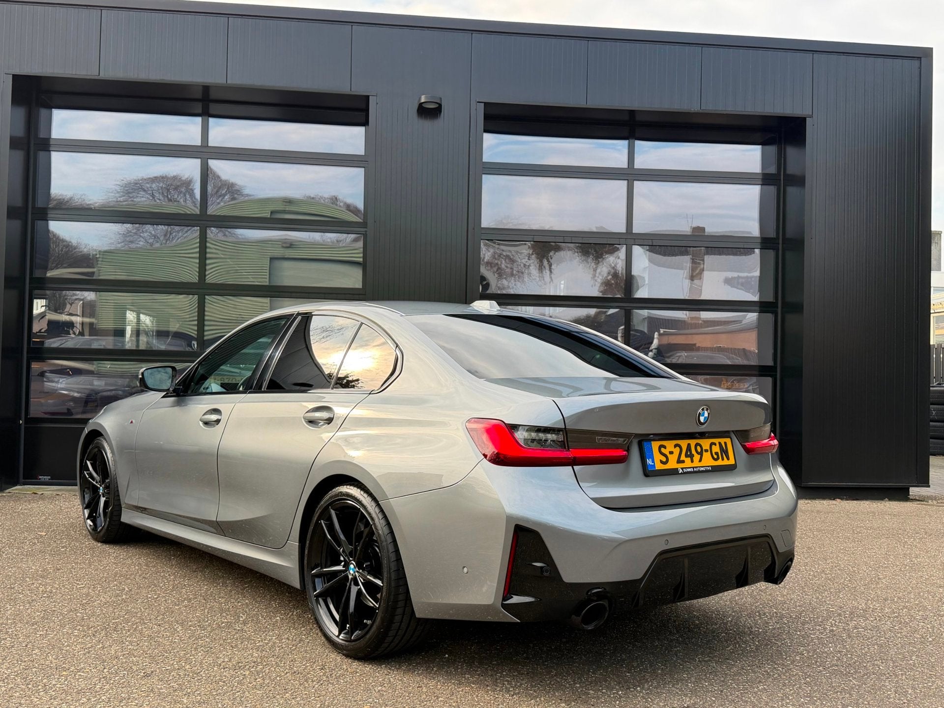 BMW 3-Serie 320i M-Sport Shadowline Harman Kardon LCI, Auto's, BMW, Automaat, 1998 cc, Gebruikt, Euro 6