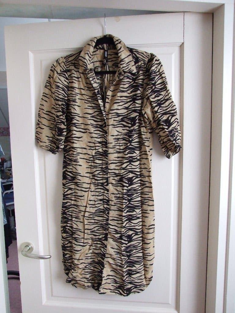 Eksept beige zwart jurkje met knoopceintuur (X) S, Kleding | Dames, Meerkleurig, Ophalen of Verzenden, Zo goed als nieuw, Knielengte