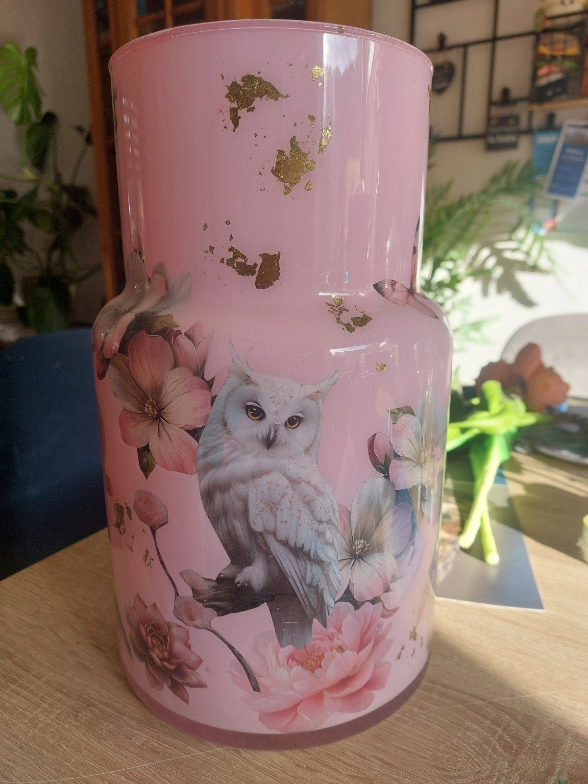 Unieke handgemaakte roze vaas met dieren en bloemen, Huis en Inrichting, Nieuw, Ophalen of Verzenden, Glas, Roze