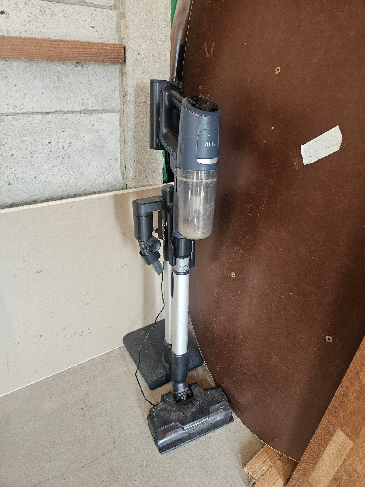 AEG steelstofzuiger - Werkt goed, voor onderdelen bruikbaar, Gebruikt, Draadloos, Ophalen of Verzenden, Reservoir