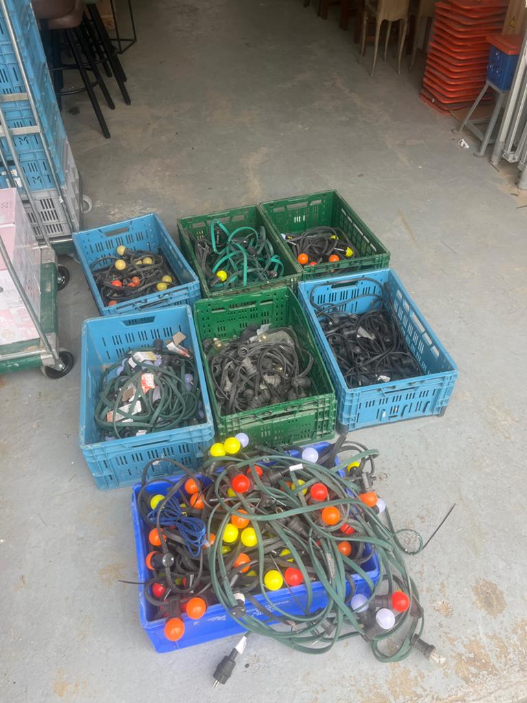 Partij gekleurde feestverlichting in kratten, Diversen, Rommelmarktspullen, Ophalen, Gebruikt
