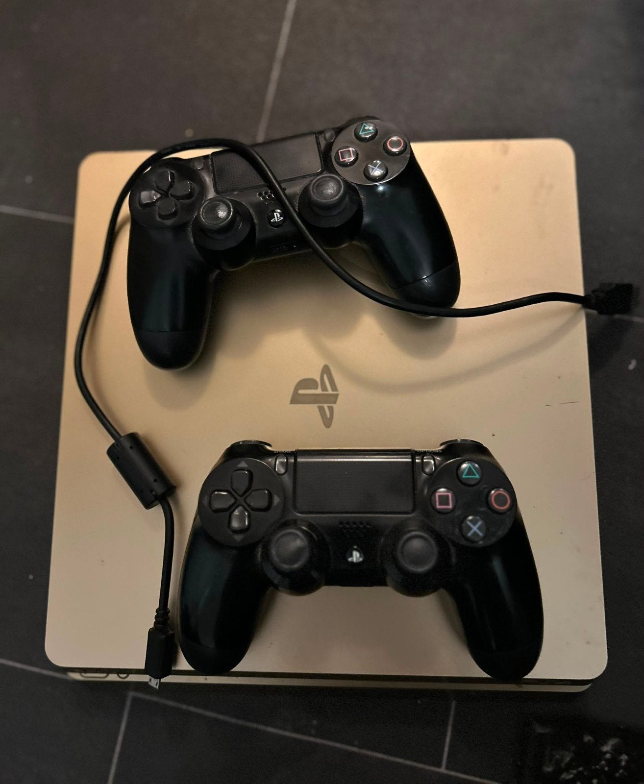Gouden PlayStation 4 met twee controllers, Ophalen of Verzenden, Gebruikt, Met 2 controllers, Slim