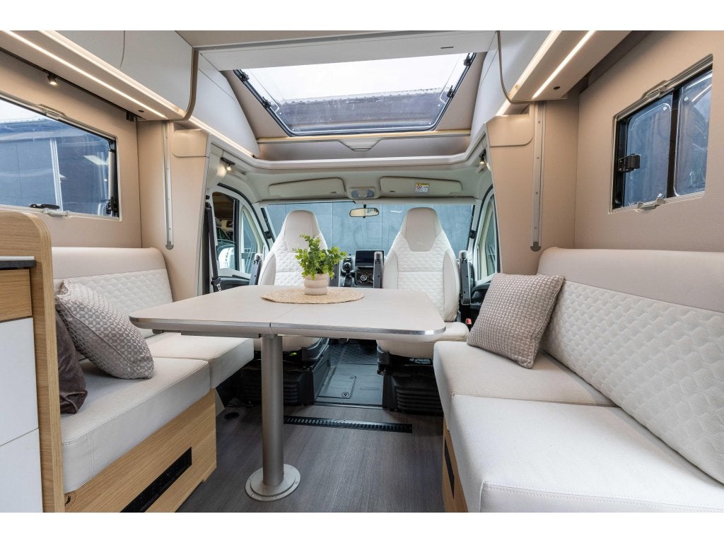 Adria Matrix Plus 670 DL 2025 8Trap aut. Enk. bed Face2Face, Caravans en Kamperen, Automaat, Fiat, Luifel, 7 tot 8 meter