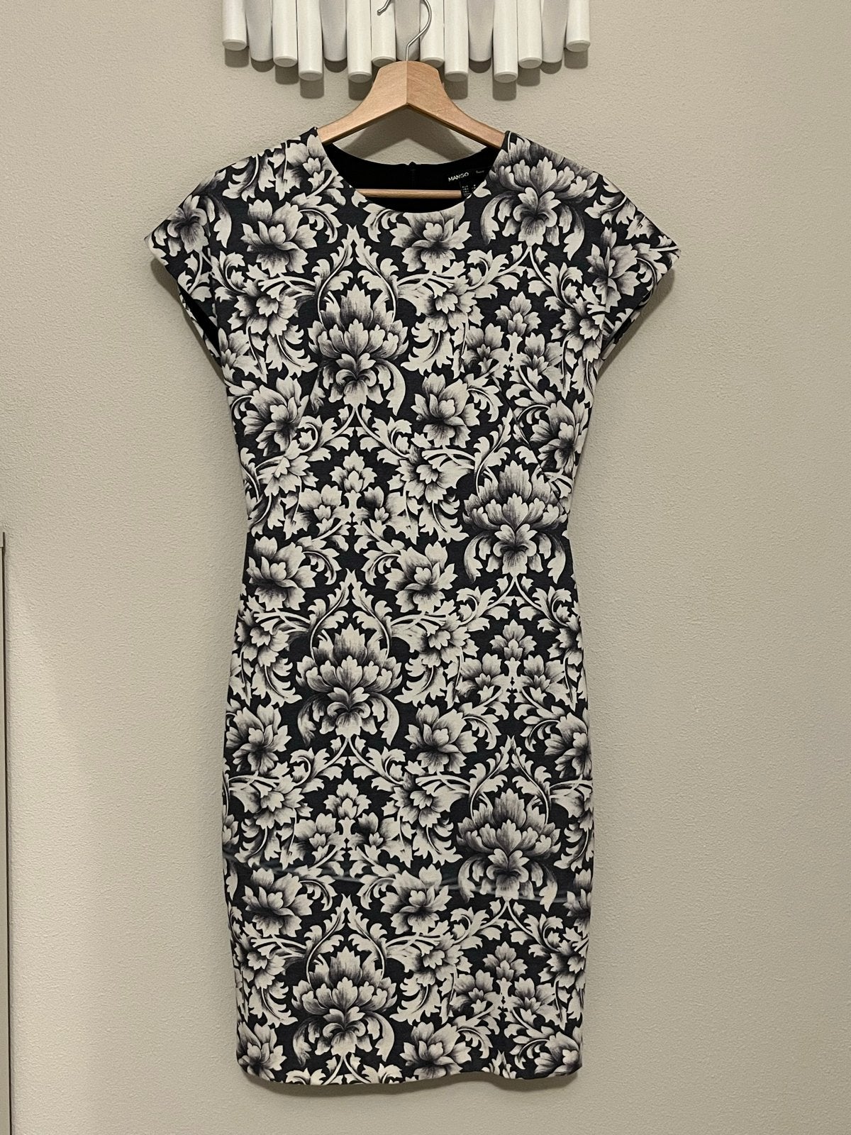 Mango jurk grijszwart/wit met bloemenprint - Maat S, Meerkleurig, Ophalen of Verzenden, Zo goed als nieuw, Knielengte