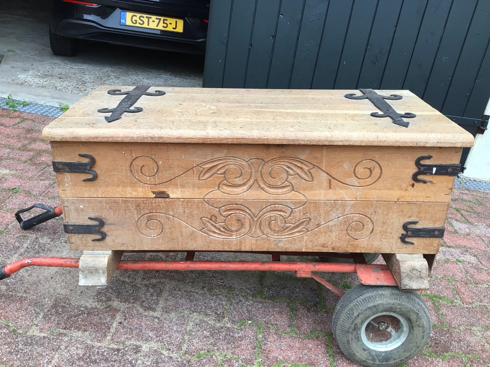 Antieke houten dekenkist met smeedijzeren beslag, Ophalen, Gebruikt, Eikenhout, Minder dan 50 cm