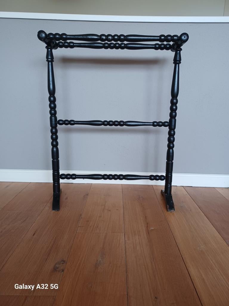Brocante handdoekenrekje, Huis en Inrichting, Badkamer | Badtextiel en Accessoires, Ophalen, Zwart