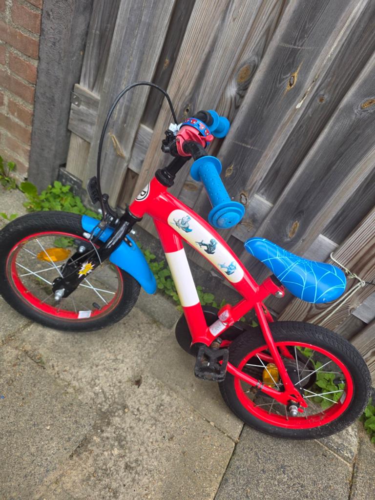 Spiderman fietshe 14inch, Fietsen en Brommers, Ophalen, Terugtraprem, Zijwieltjes, Gebruikt