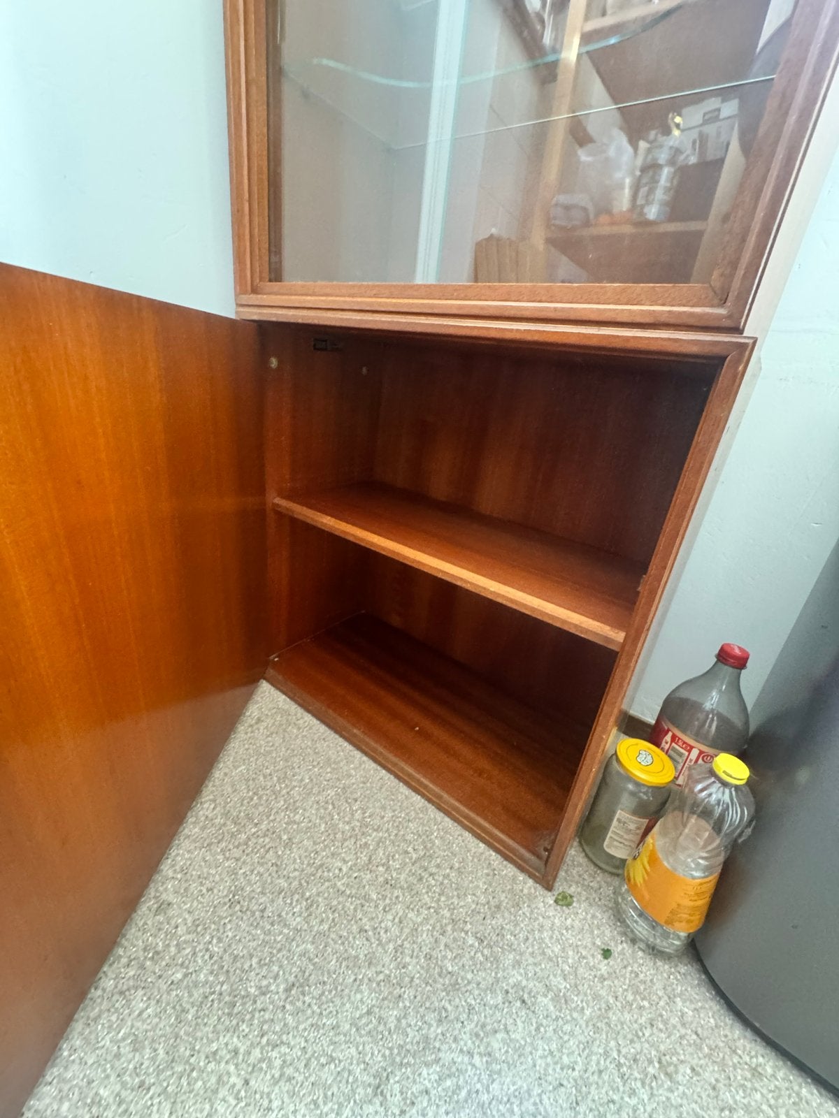DIT WEEKEND OP TE HALEN - Houten Vitrinekast met glazen deur, Huis en Inrichting, Kasten | Vitrinekasten, Ophalen, Gebruikt, 100 tot 150 cm