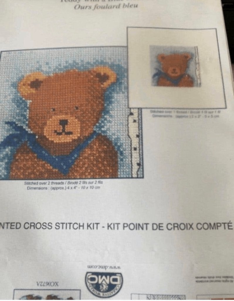 BORDUURPAKKET DMC TEDDYBEER MET BLAUWE SJAAL, Verzenden, Nieuw, Handborduren, Borduurpakket