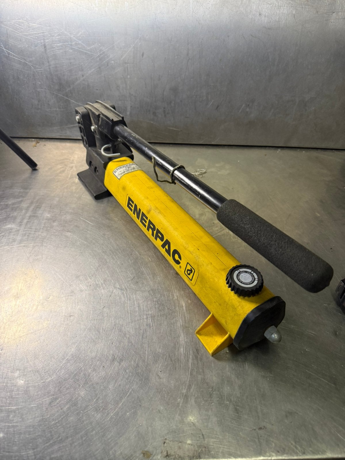 Dit is een Enerpac hydraulische handpomp werking onbekend, Ophalen, Zo goed als nieuw, Hydraulisch, Garagekrik