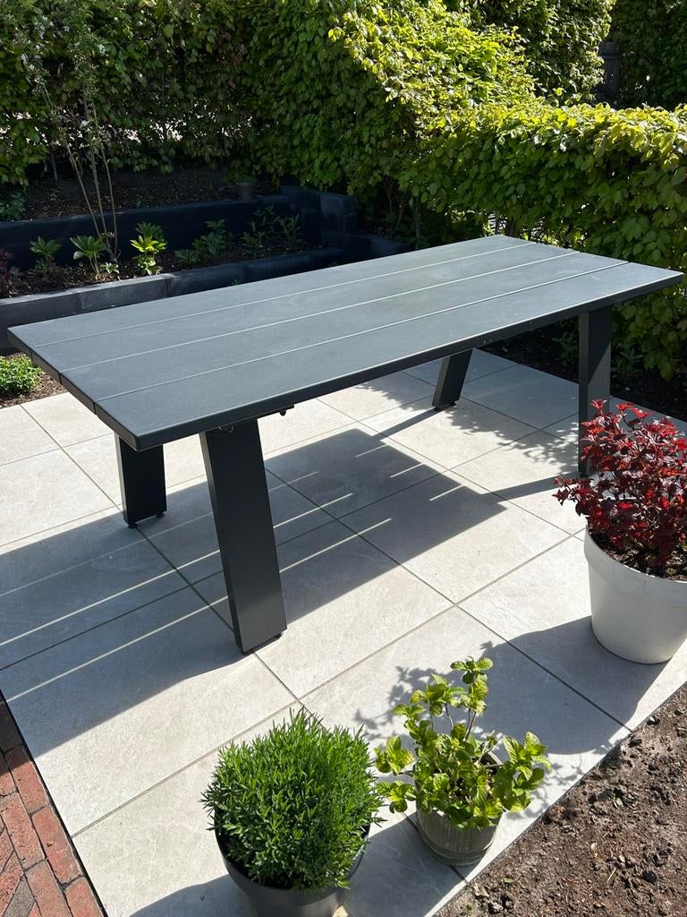 Moderne eyecatcher: Robuuste tuintafel zwartgrijs, Ophalen, Zo goed als nieuw, Rechthoekig, Aluminium