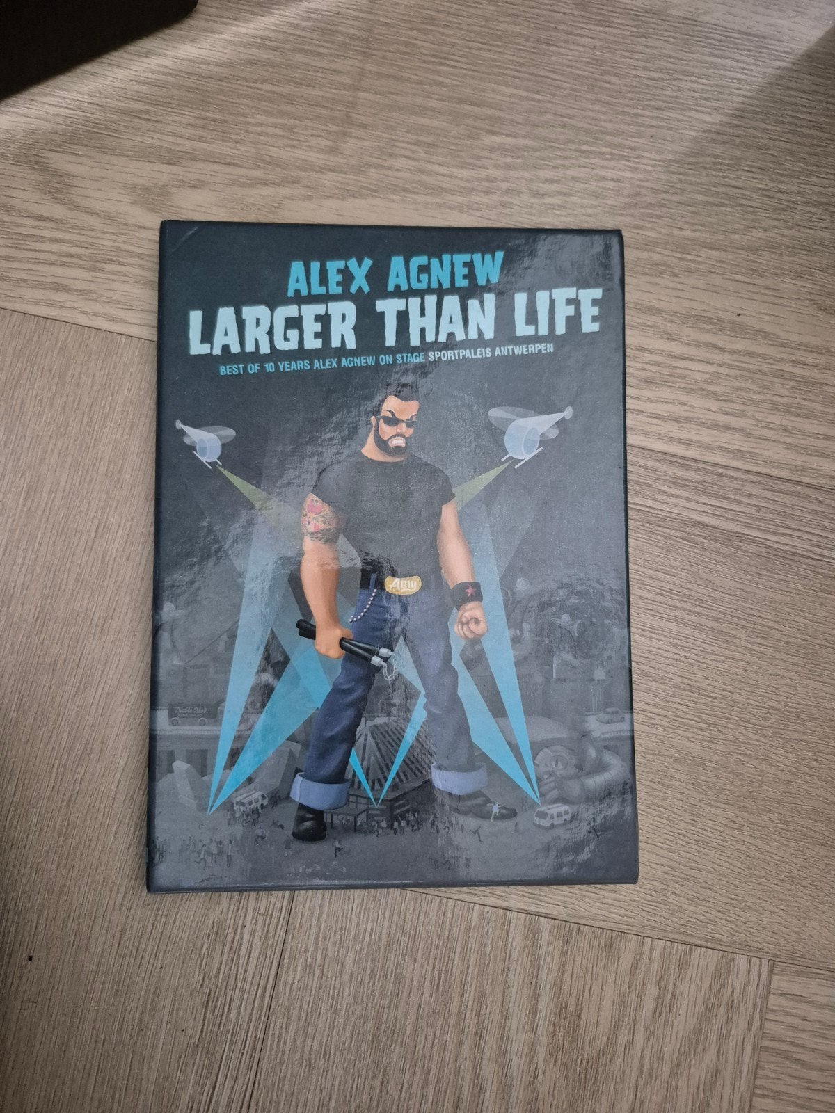Alex Agnew - Larger Than Life DVD Boxset, Vanaf 12 jaar, Ophalen of Verzenden, Gebruikt, Boxset