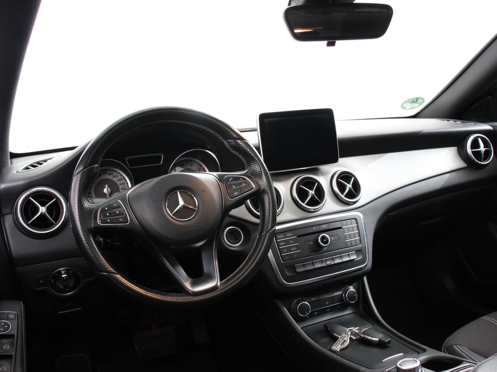 Mercedes-Benz CLA-klasse 180 Ambition Climate Control Naviga, Auto's, Stof, Gebruikt, Euro 6, 4 cilinders