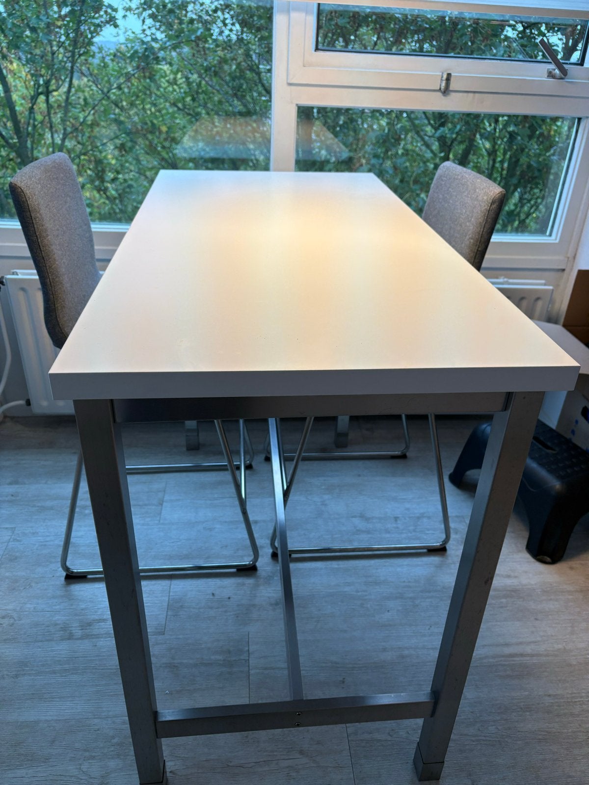 Hoge eettafel met 2 barkrukken - Ideaal voor kleine ruimtes, Huis en Inrichting, Ophalen, 100 tot 150 cm, Tot twee personen, 50 tot 100 cm