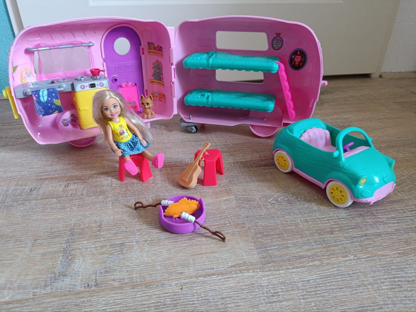 Barbie Chelsea Camper met auto en accessoires, Ophalen of Verzenden, Zo goed als nieuw, Barbie