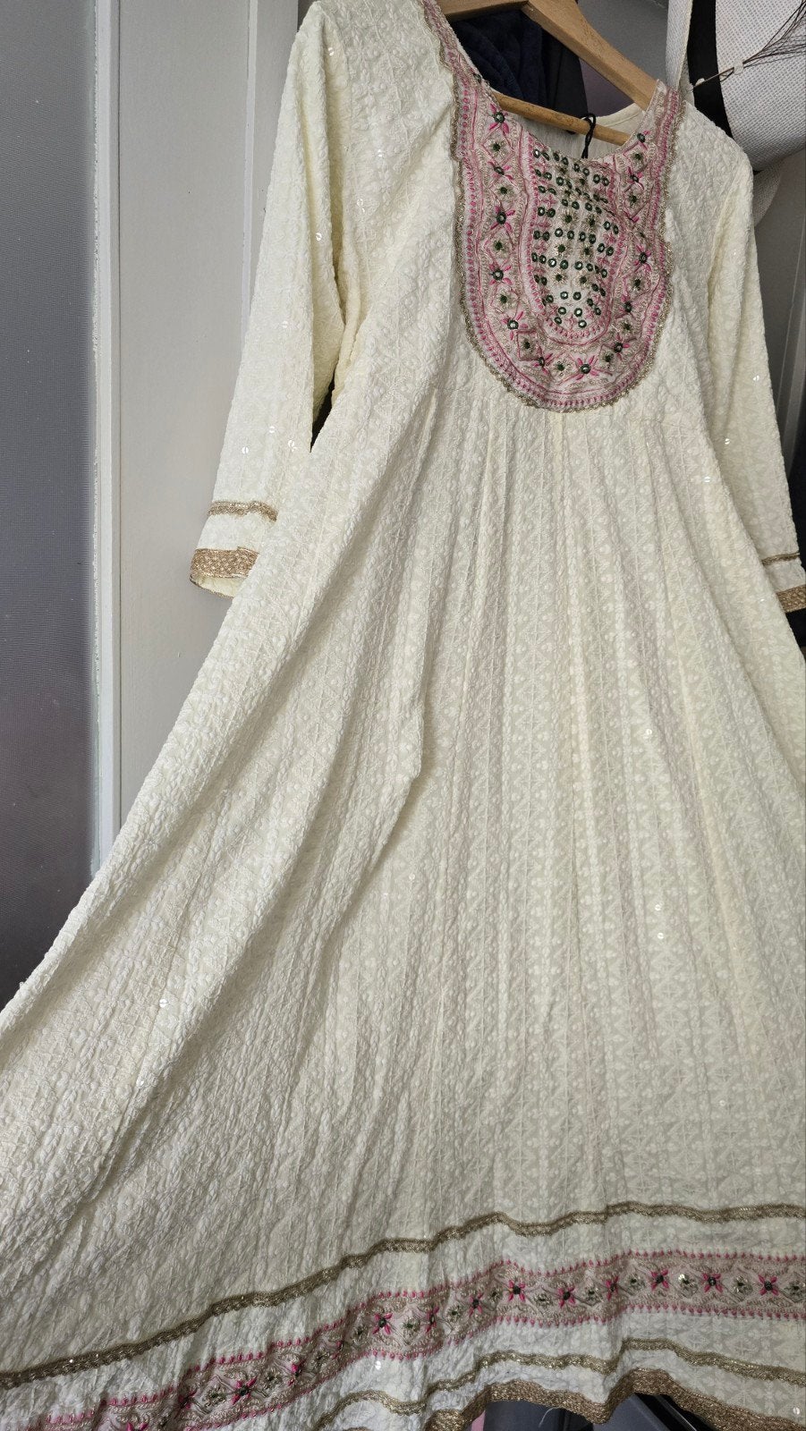 Witte Anarkali Jurk met Roze en Gouden Borduurwerk, Kleding | Dames, Jurken, Zo goed als nieuw, Maat 42/44 (L), Wit, Onder de knie