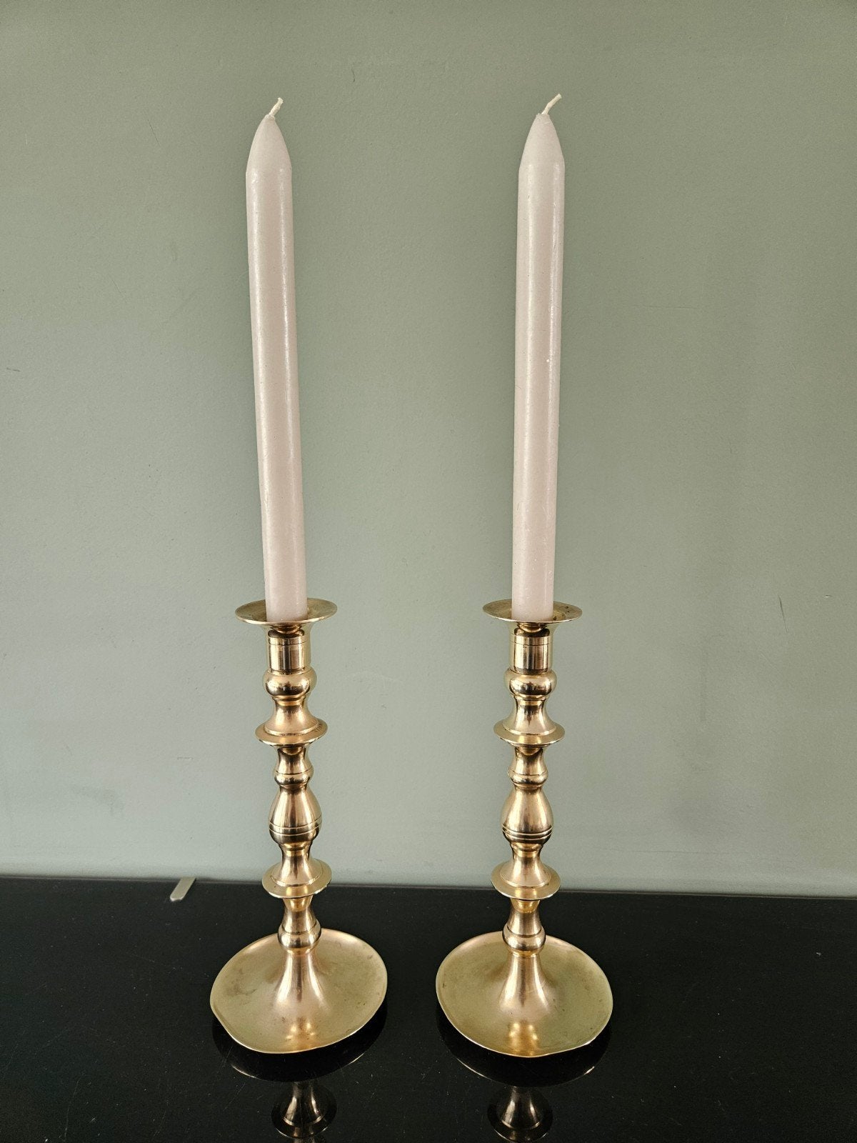 Set van 2 messing kandelaars, 23 cm hoog, Antiek en Kunst, Antiek | Kandelaars, Koper of Brons, Ophalen of Verzenden