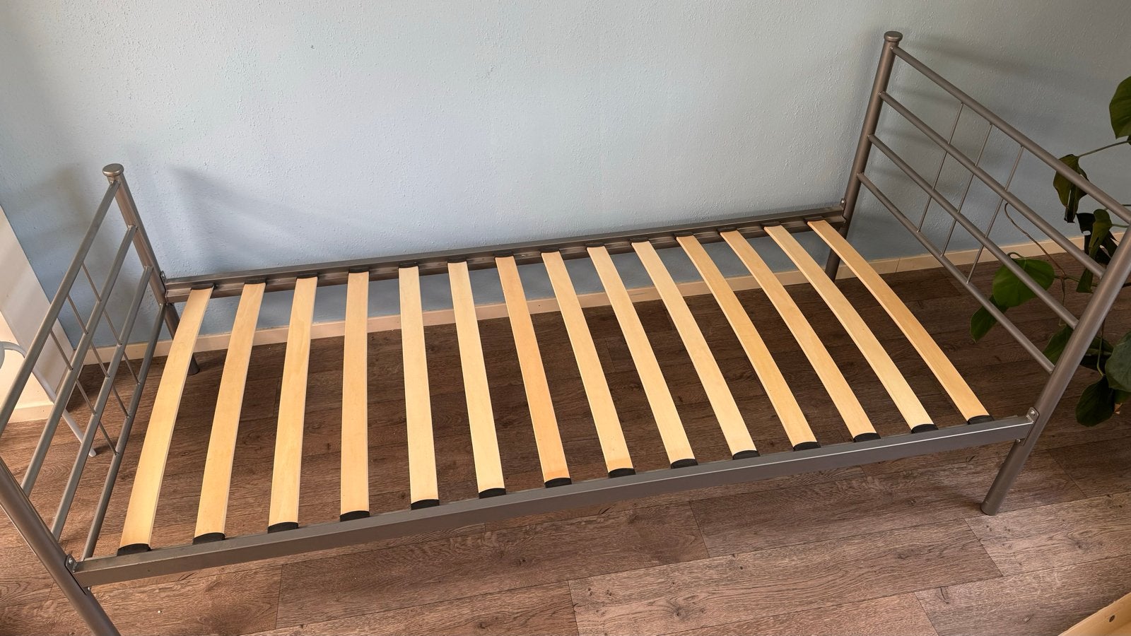 Eenpersoonsbed met lattenbodem - Grijs metaal, Huis en Inrichting, Slaapkamer | Bedden, Ophalen, Gebruikt, 90 cm, Eenpersoons