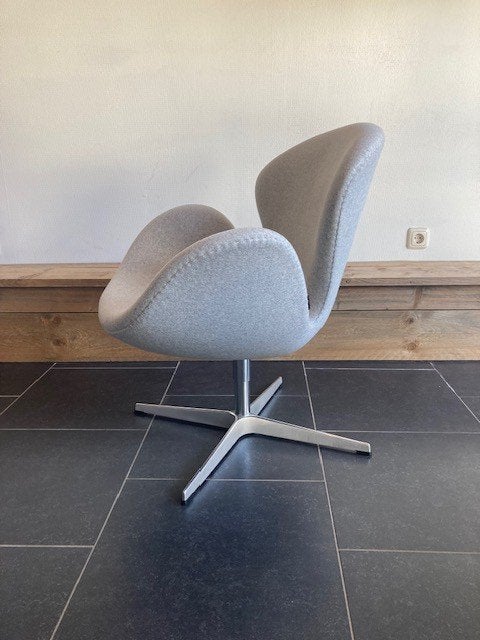 2 Fritz Hansen Arne Jacobsen Swan Chairs, lichtgrijs Divina, Design, Fritz Hansen, 75 tot 100 cm, Ophalen of Verzenden