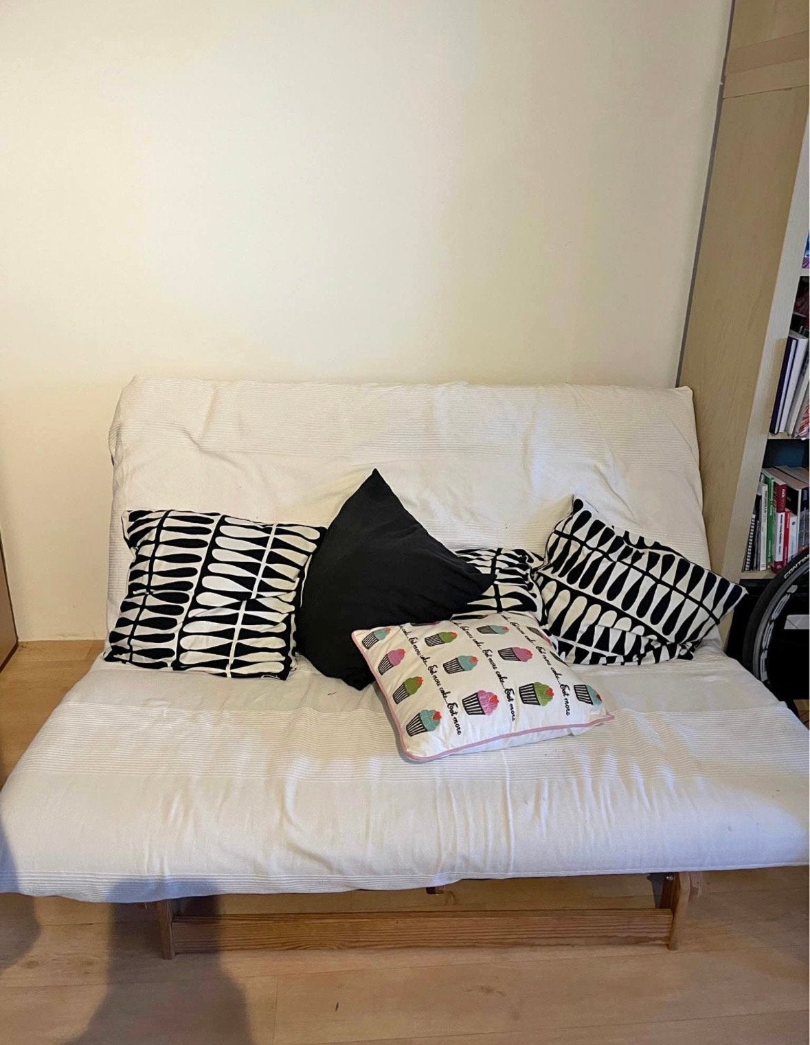 Witte slaapbank met houten frame, Ophalen, Gebruikt, Wit, Tweepersoons