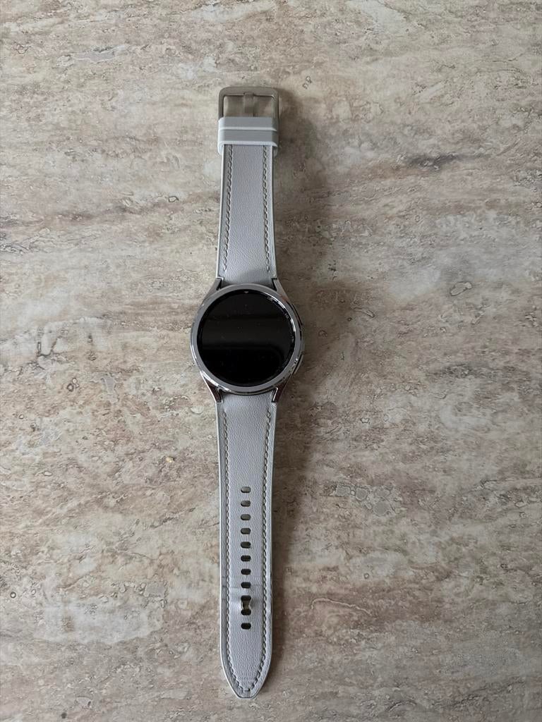 Samsung Galaxy Watch 6 Classic 43mm - Uitstekende staat, Sieraden, Tassen en Uiterlijk, Smartwatches, Afstand, Ophalen of Verzenden