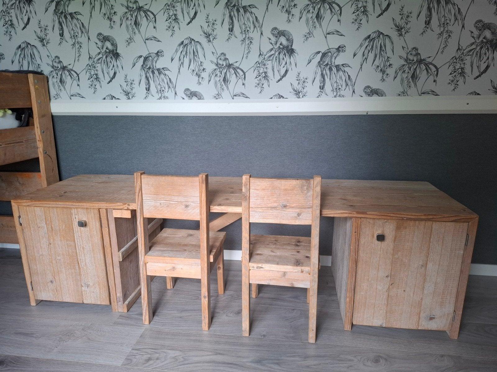 Houten kindertafel met twee stoeltjes, Ophalen, Gebruikt, Tafel(s) en Stoel(en)