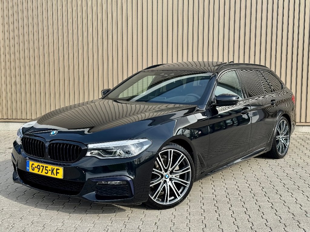 BMW 520i Touring High Executive M-Sport|Trekhaak|Pano|HeadUp, 1998 cc, Achterwielaandrijving, 4 cilinders, 2000 kg