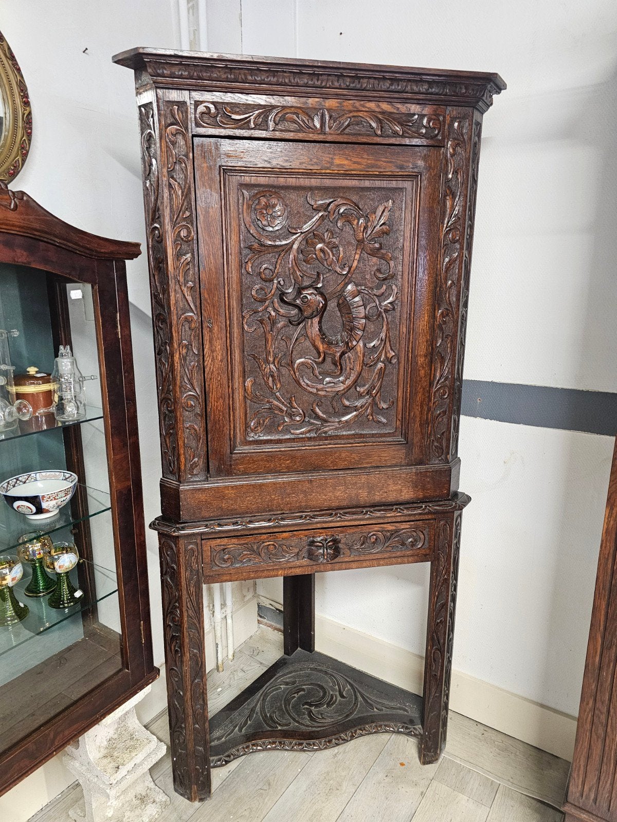 Antieke hoekkast met houtsnijwerk - 184x86x50 cm, Ophalen of Verzenden