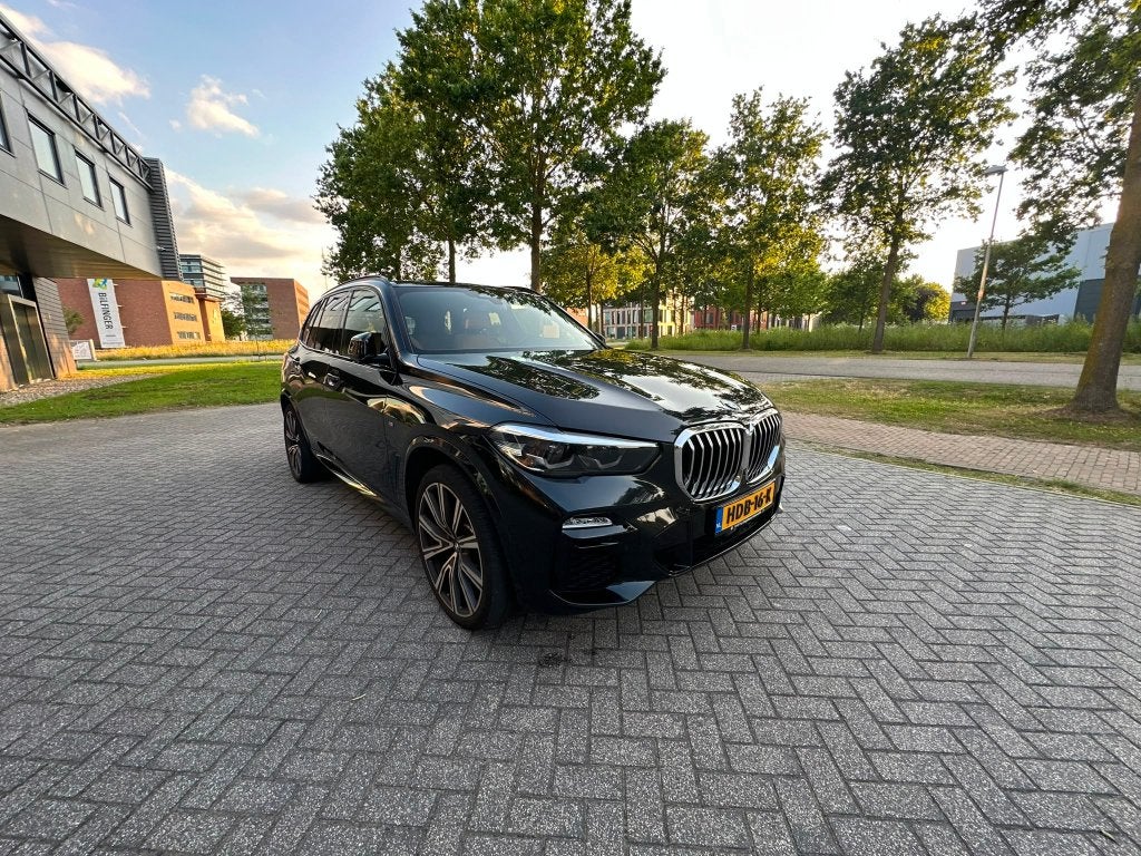BMW X5 45e M-Sport | 22" | Pano | HUD | 360 | Garantie 2026, Dealer onderhouden, 77 km/l, 394 pk, Zwart