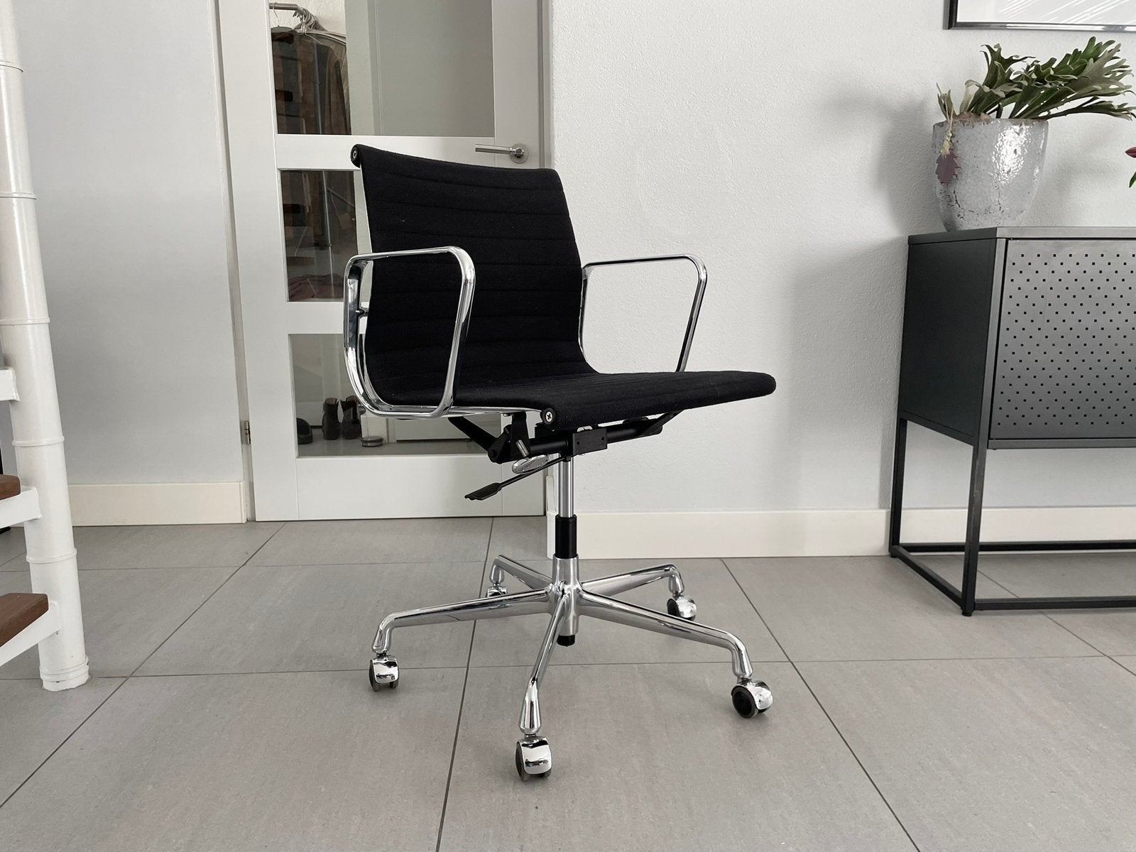 6x Vitra Eames ea117 bureaustoel hopsak zwart chroom, Vitra, Zwart, Ophalen of Verzenden, Zo goed als nieuw