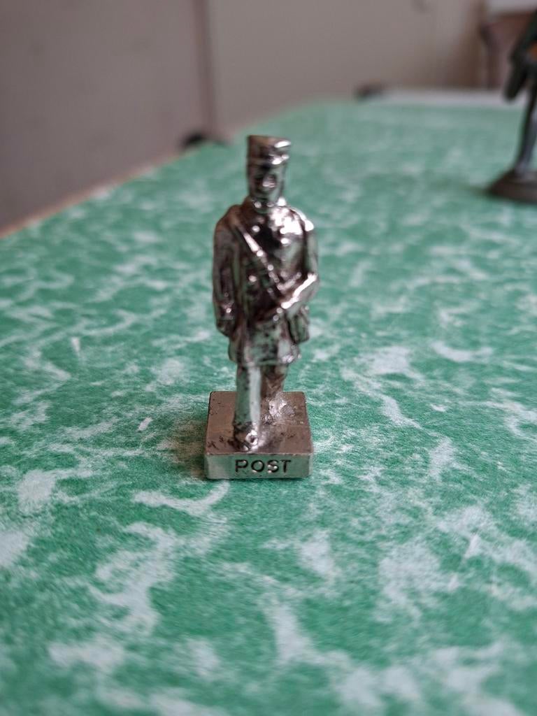 metalen beeldje Post Postbode 5 cm. hoog., Ophalen of Verzenden, Gebruikt, Mens