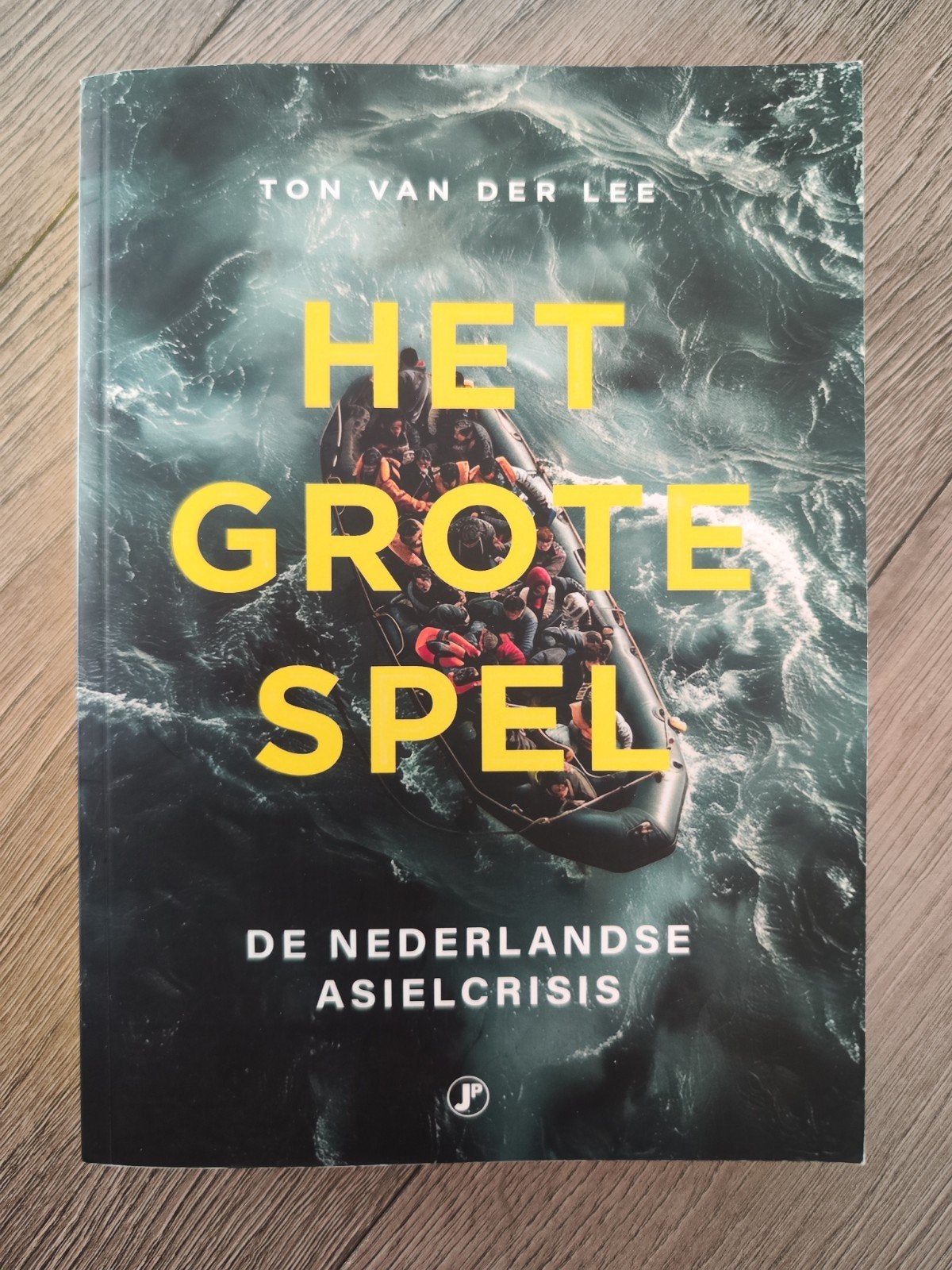 Het grote spel – Ton van der Lee | Nederlandse Asielcrisis, Boeken, Ophalen of Verzenden, Zo goed als nieuw, Ton van der Lee, Nederland