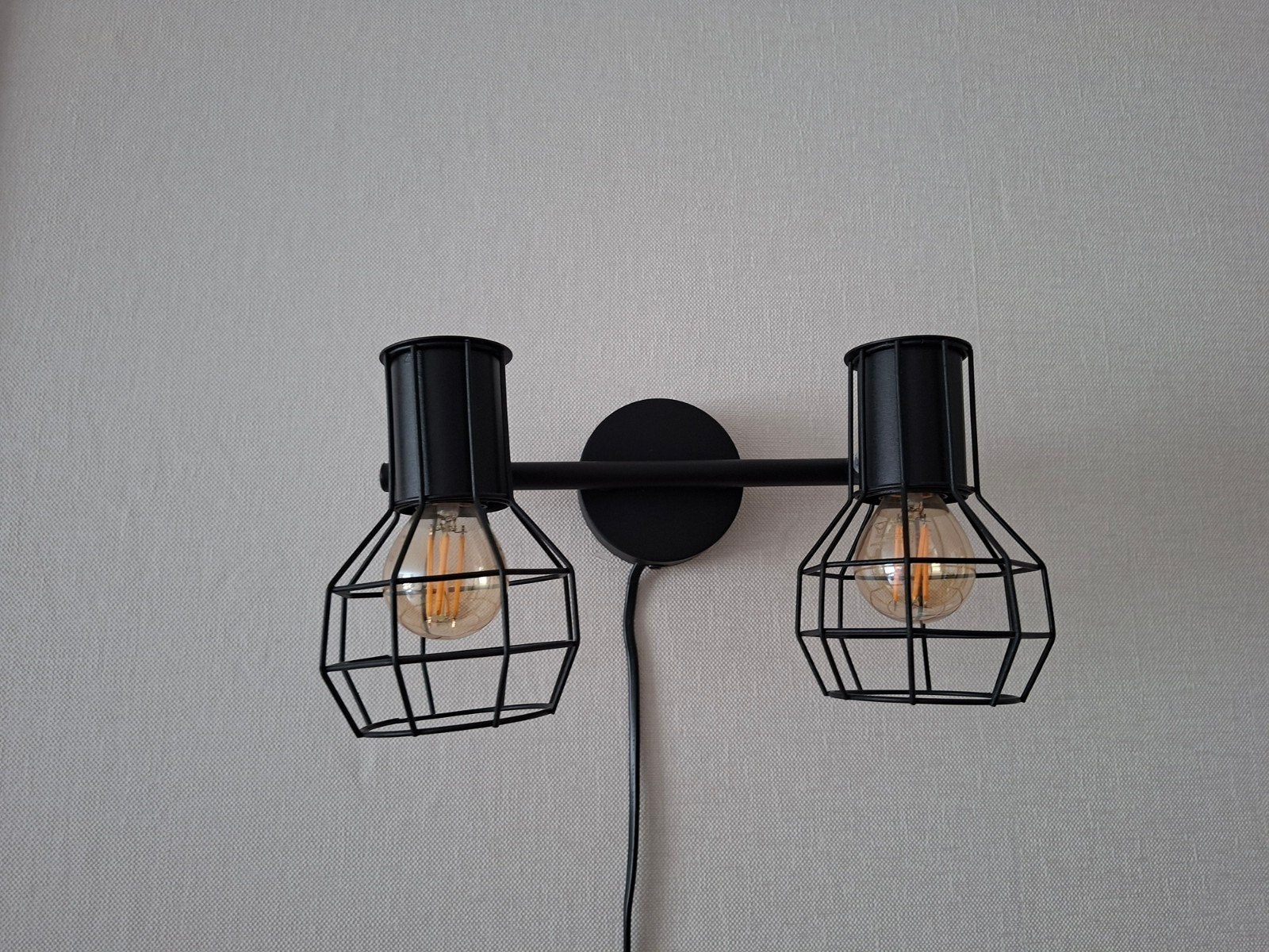 Zwarte wandlamp met 2 kooikappen - Industrieel design, Huis en Inrichting, Lampen | Wandlampen, Ophalen, Zo goed als nieuw, Metaal