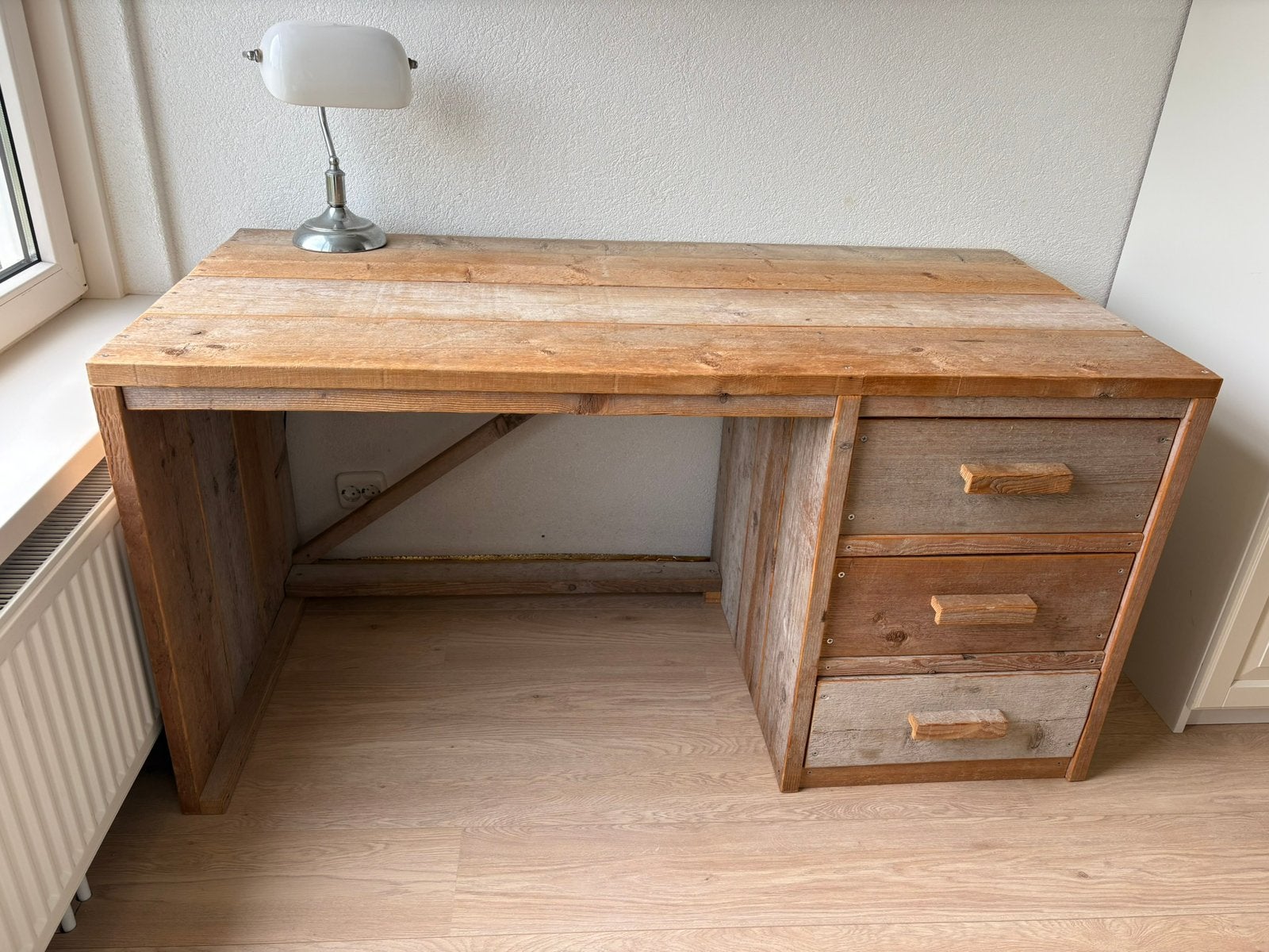 Gratis: Steigerhout bureau met lades, Huis en Inrichting, Ophalen, Zo goed als nieuw